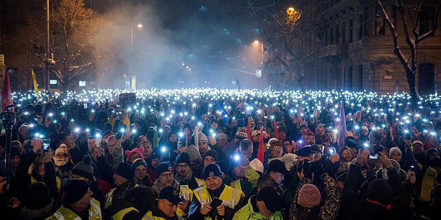 Teilnehmer einer Demonstration benutzen ihre Mobiltelefone als Lichter während eines Protests gegen die Regierung. Tausende Menschen ...