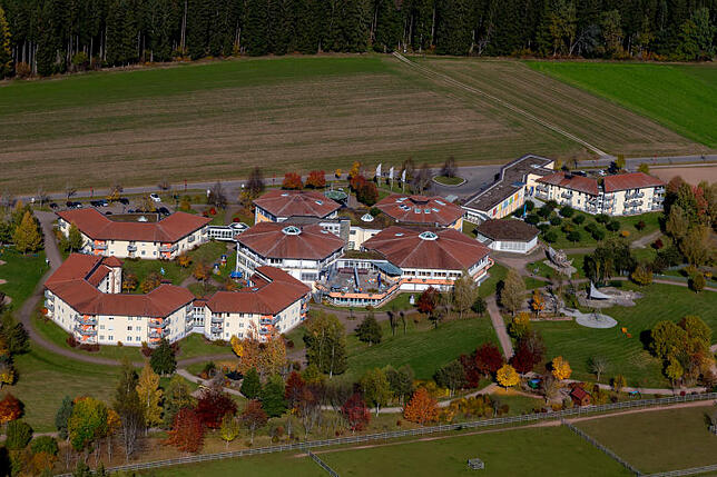 Stattliches Ensemble: Die Nachsorgeklinik für krebskranke Kinder in Tannheim aus der Luft. Bild: Hans-Jürgen Götz