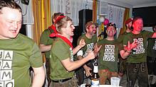 Die Zunfträte Jörg Moosmann (von links), Zunftmeister Marcel Wolf, Florian Käfer, Christoph Hofmaier und Kevin Dörr bringen mit ihrem ...