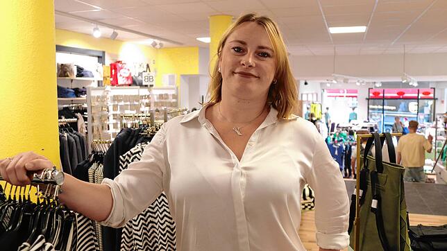 Nadine Wendt, Filialleiterin beim Geschäft Marco Moden in der Christophstraße. Sie bedauert, dass das Schwestergeschäft Outlet schließt, ...