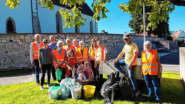 Zum World Cleanup Day bekommt die Güsselgruppe, die einmal im Monat in Hohentengen Müll sammelt, Unterstützung von Jung und Alt – da ...