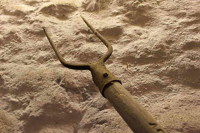 Im Bauernkrieg wurde auch landwirtschaftliches Gerät als Waffe benutzt, wie hier etwa eine Heugabel mit zwei Zinken.