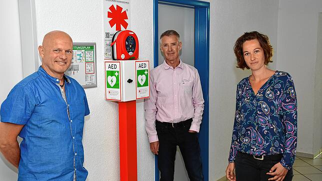 Sie stellten den neuen Defibrillator im Sonderpädagogischen Bildungs- und Beratungszentrum in Salem vor (von links): Schulleiter Gerd ...