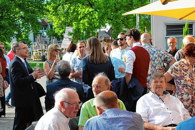 Sektempfang des MVL vor dem Zollhaus Ludwigshafen.