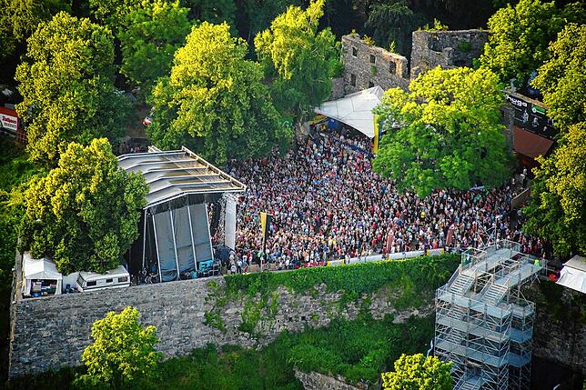 Blick auf ein Konzert bei einem früheren Hohentwielfestival &ndash; der Auftrittsort ist für Besucher und Künstler etwas Besonderes.