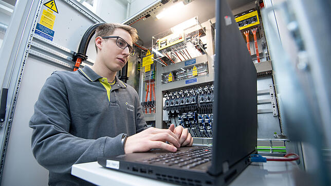 Mit der technischen Entwicklung steigen auch die Anforderungen an Auszubildende.