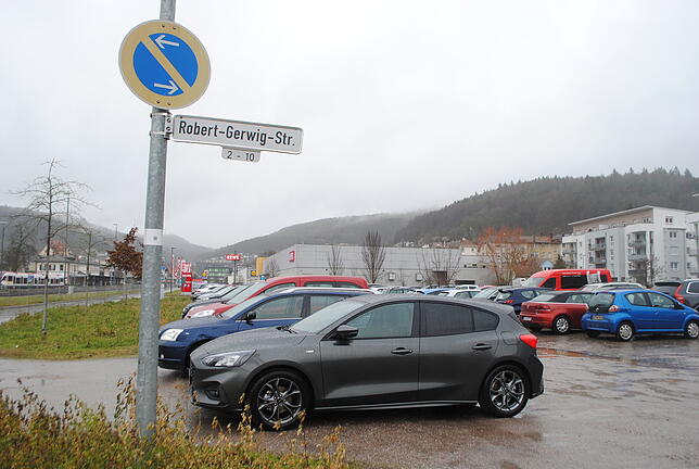 Der Pendlerparkplatz mit rund 120&nbsp;Stellflächen an der Robert-Gerwig-Straße in Waldshut fällt ab März 2020 weg. Dort entsteht das ...