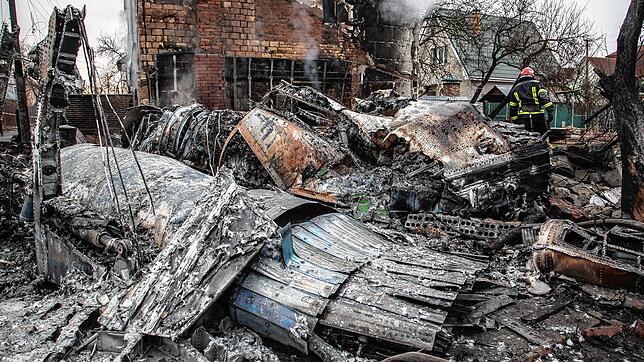 Der Krieg hat Kiew erreicht: Die Trümmer eines Flugzeugs mitten in Kiew. Es war unklar, wessen Flugzeug abgestürzt ist und wer es zum ...