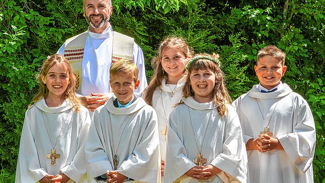 Fünf Kinder aus der katholischen Pfarrgemeinde St. Simon und Judas Thaddäus Gurtweil erhielten ihre Kommunion (von links): Franziska ...