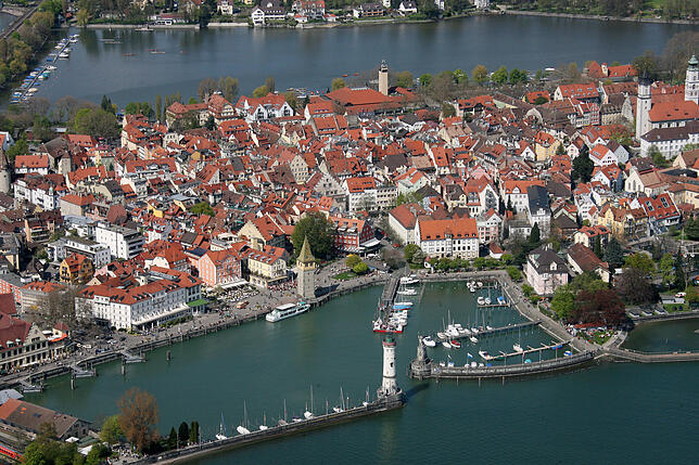 Den Stein, auf dem einer der beiden Geister bei seiner Flucht über den Bodensee gelandet sein soll, ist noch heute vor Lindau zu sehen.