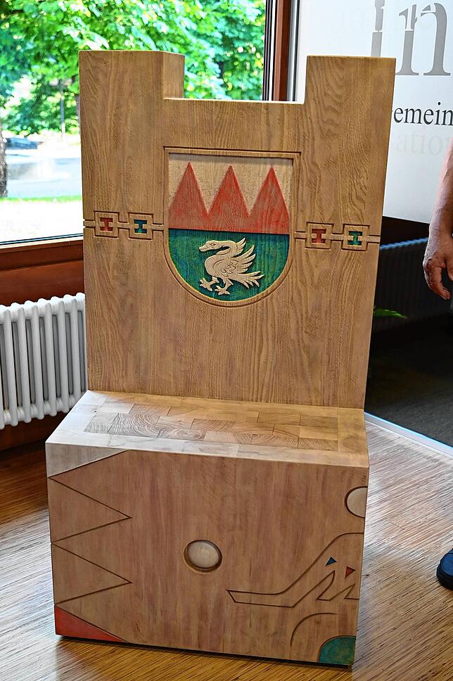 Einen „Bürgersitz“ in Form einer hölzernen Skulptur hat der verstorbene Zimmermeister Alois Indlekofer zu Lebzeiten der ...