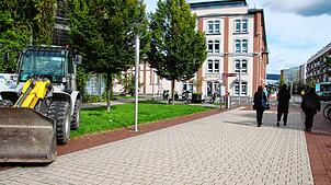 Hier soll künftig ein Pocket-Park entstehen: Der Platz neben dem Mühlbachcenter