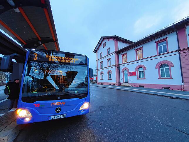 Der Stadtverkehr rollt. So wie hier der Bus nach Schwenningen. Beim Einstieg stauen sich die Menschen.