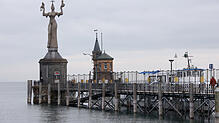 Die Imperia Statue thront als Wahrzeichen von Konstanz im Hafen.
