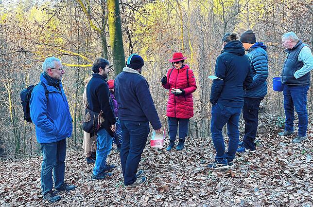 Pilzcoach Heidrun Häußler inmitten der Teilnehmer an der VHS-Exkursion &bdquo;Winterpilze erkennen und bestimmen&ldquo;.