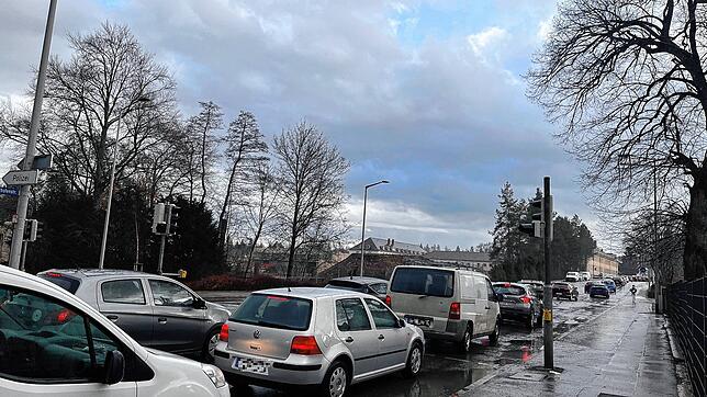Donnerstag, 23. Februar, 16 Uhr: In der Richthofenstraße geht nichts voran. Der Verkehr staut sich bis weit nach der Einmündung ...