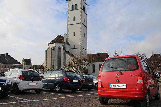 Eldorado für Dauerparker: Bislang kann in der Markdorfer Innenstadt, wie hier auf dem Marktplatz, zeitlich unbegrenzt geparkt werden. ...