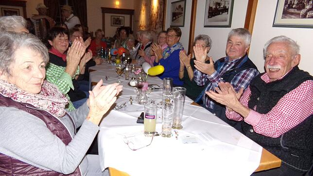 Einen Riesenspaß haben etliche Eschinger am Abend des Martinstages im „Bräustüble“.