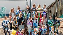 Klasse 1 der Montessori Grundschule in Nußdorf mit Lehrerin Daniela Friedel.