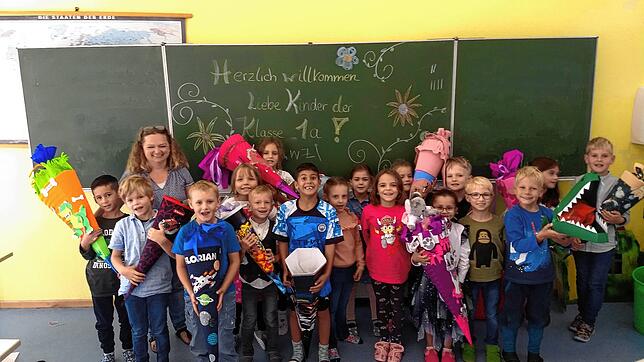 Klasse 1a: Klassenlehrerin Franziska Schlee und ihre 17 Erstklässler freuen sich auf das Schuljahr.