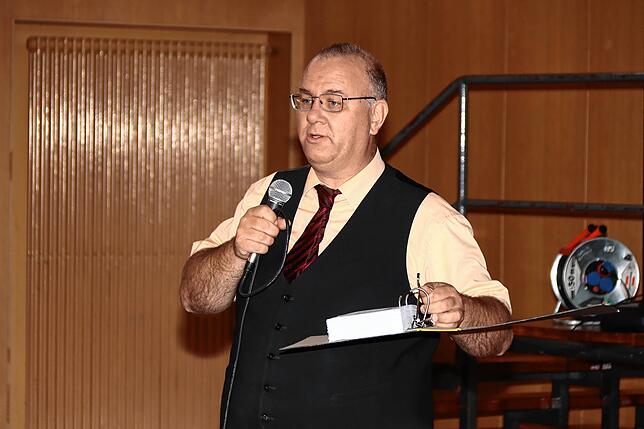 Klaus Kuhnt, Vorsitzender des Fördervereins, hat 650 Formulare für Absichtserklärungen dabei. Annähernd so viele Interessenten und ...