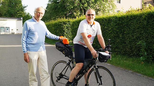 Geld für 30 Reisestipendien hat Karsten Drath (rechts) in den vergangenen 18 Tagen erradelt. Bernhard Bueb als Vorsitzender der ...