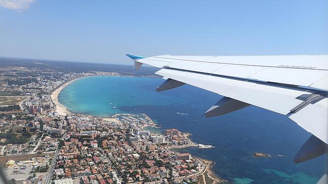 Ein Flugzeug über Palma: Wird die Zahl der Flüge nach Mallorca demnächst reduziert?