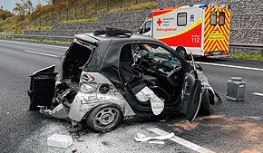 Auf der A8 bei Pforzheim verunfallte am Sonntag, 19. Oktober, ein Smart. Mitglieder der Feuerwehr Reichenau löschten das brennende Auto, ...