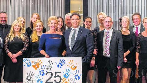 25 Jahre Scheelen AG: Claudia und Frank M. Scheelen (vorne, Dritte und Vierter von links) im Kreis von Mitarbeitern bei der großen ...