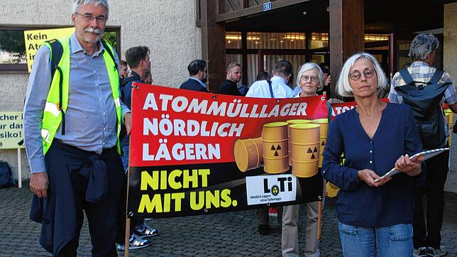 Thomas Feer, Präsident der Grünen Weinland, Brigitte Nägeli und Rosi Drayer (von links), Co-Präsidentin der Bürgerinitiative Nördlich ...