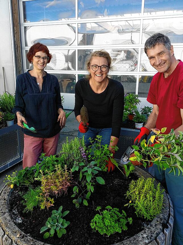 Nathalie Beck, Christa Balser und Stefan Schwenzig (von links) freuen sich über ihre gelungene Hochbeet-Pflanzaktion.