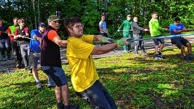 Mit kräftigem Hauruck packen viele kräftige Hände der Landjugend beim Zeltaufbau mit an. Ab Freitag wird vier Tage auf dem Roßberg das ...