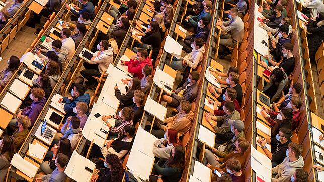 Wer hat nebenbei noch Zeit für eine versicherungspflichtige Beschäftigung? Studenten können unter Umständen auch Arbeitslosengeld bekommen.