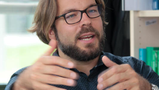 Marius R. Busemeyer kennt sich in der Bildungspolitik aus. In seine täglichen Arbeit an der Universität befasst sich der Professor mit ...