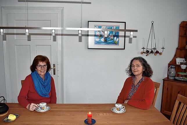 Burga Schall (rechts) spricht mit Ursula Ortlieb über ihren Weg nach Birkendorf, ihren Beruf und die Corona-Krise.
