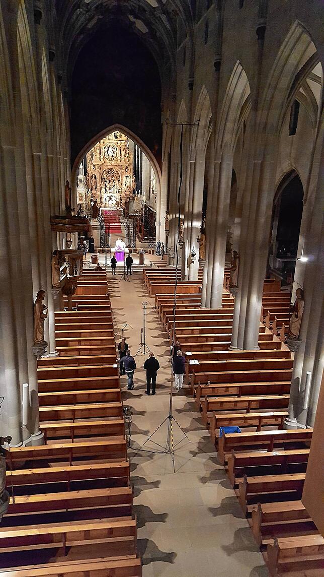 Ein Blick von oben in das fast leere Kirchenschiff des Münsters