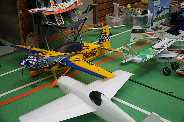 Startbereit warten die extrem leichten Flugzeugmodelle auf ihren Einsatz. Die legendäre Hacker, eine Edge 540, wurde bereits in den 90er ...
