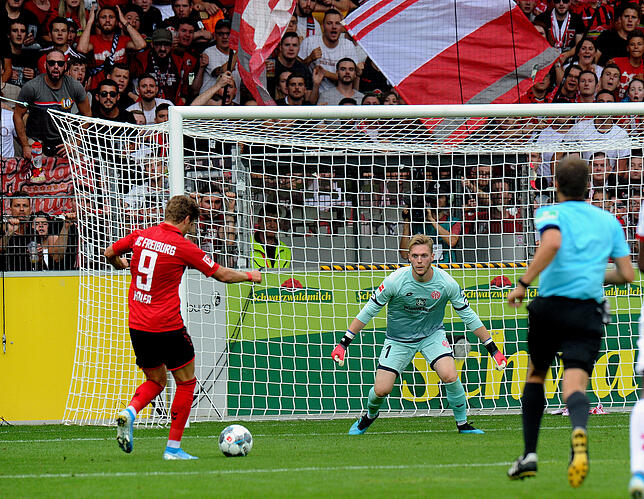 Als Lucas Höler frei vor Mainz-Torhüter Florian Müller auftaucht, hat er kurz zuvor schon elegant den 05-Verteidiger Alexander Hack ...