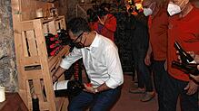 Cem Özdemir räumt eigenhändig den von ihm mitgebrachten Strafwein ins Weinregal im Weinkeller des Narrengerichts. Aufmerksamer Zuschauer ...