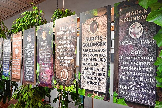 Eine Reproduktion des Hamburger Mahnmals erinnert an die 20 ermordeten Kinder.