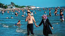 Reges Treiben herrschte an den türkischen Küsten während des Opferfestes, so wie hier am Strand von Menekse in Istanbul. Fachleute ...