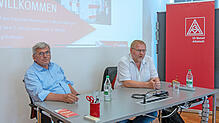 Die IG-Metall-Vertreter Jörg Hofmann (links) und Michael Föst fordern die Beteiligung der Arbeitnehmer bei der bevorstehenden ...