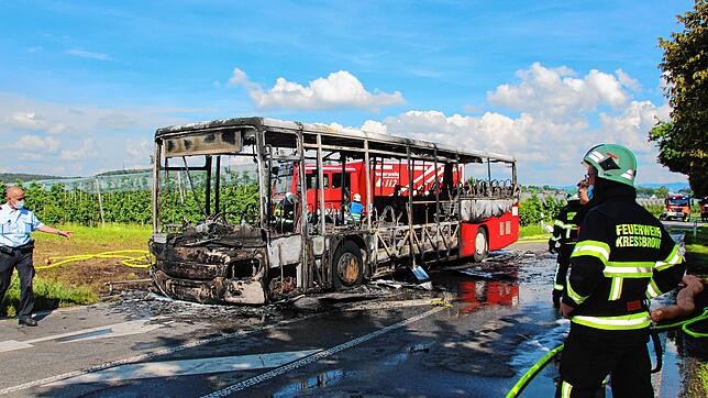Nur noch ein Gerippe ist übrig: Die zehn Kinder und der Busfahrer konnten den Bus noch verlassen, kurz bevor er komplett in Flammen aufging.
