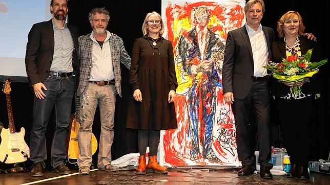 Zum Abschied gab es einen neuen „Zecca“. Im Bild (von links) der Vorsitzende des AWO-Kreisverbands Lars Kiefer, Künstler ...