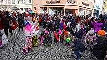 Klein aber Fein war der Umzug am Fastnachtsdienstag. Hier werden auf dem Marktplatz eifrig Malzer eingesammelt.