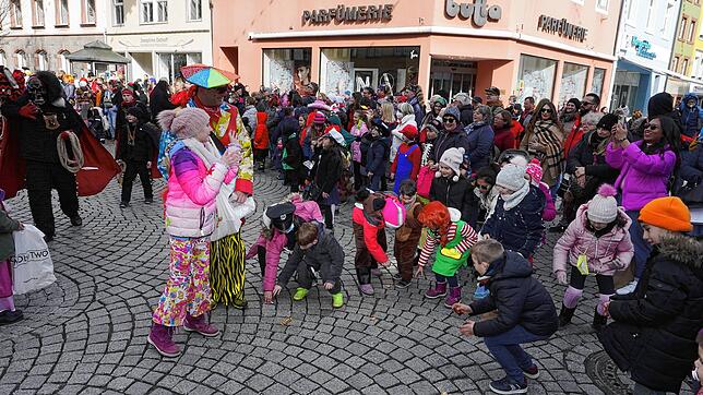 Klein aber Fein war der Umzug am Fastnachtsdienstag. Hier werden auf dem Marktplatz eifrig Malzer eingesammelt.