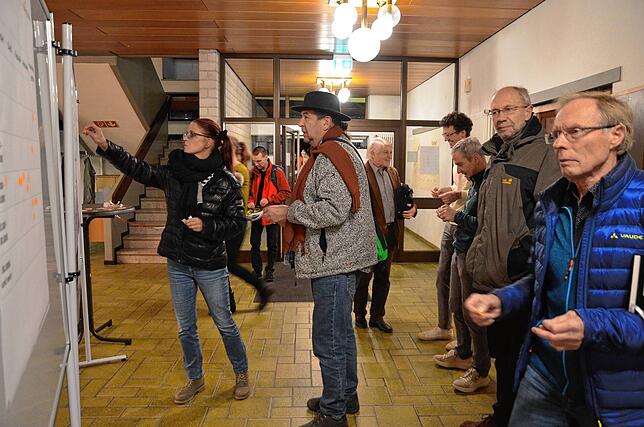 Im Stadthallen-Foyer gibt es Fragen für die Workshop-Teilnehmer.