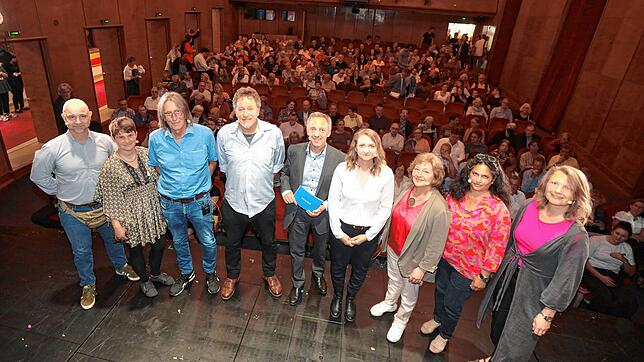 Die Podiumsdiskussion zur Kommunalwahl 2024 im Stadttheater (von links): Michael Blümm (KN Kommt), Lisa Kreitmeier (Grüne/ Freie Grüne ...