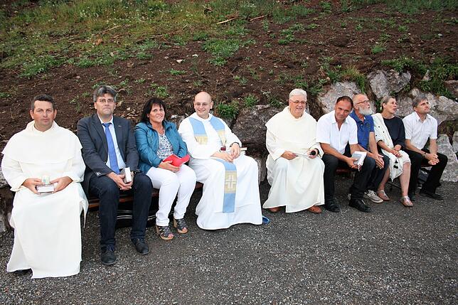 Waren bei der Einweihung der Marienstatue anwesend: v.l. Pater Lukas, Landrat Martin Kistler, Bürgermeisterin Janette Fuchs, Prior Pater ...