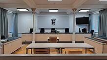 Im Saal des Landgerichts Ravensburg hat der Prozess gegen den 68-jährigen Angeklagten begonnen.